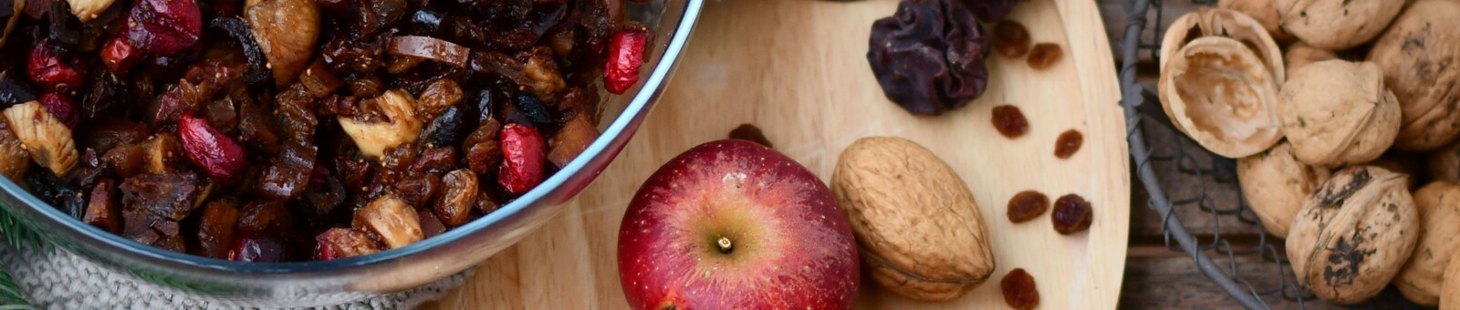     Äpfel, Birnen, Nüsse und die Zutaten für das Mostviertler Kletzenbrot 
